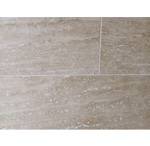 Detail travertinových dlaždic s motivem přírodního kamene