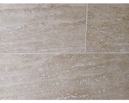 Detail travertinových dlaždic s motivem přírodního kamene