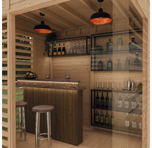 Vnitřní pohled na dřevěný zahradní domek s barem, regály a osvětlením