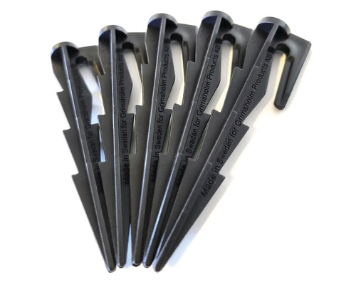 Několik plastových zemních kolíků