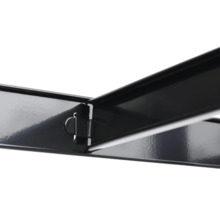 Detailní záběr kovového držáku nohou stolu