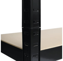 Detail kovového regálu s policemi