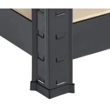 Detailní pohled na kovový regál s nastavitelnými policemi