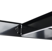 Detail černé, obdélníkové ocelové konstrukce