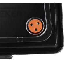 Detailní pohled na černý úložný box s oranžovým ventilem