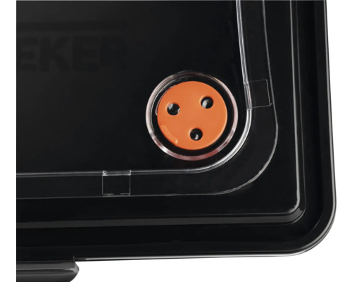 Detailní pohled na černý úložný box s oranžovým ventilem