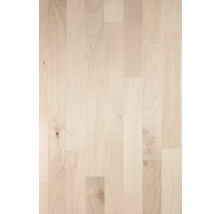 Světlá dřevěná podlahová krytina z několika prken