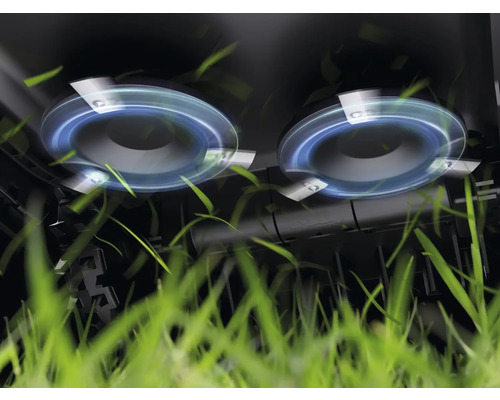 Detail záběru žacího ústrojí sekačky na trávu při sekání trávy