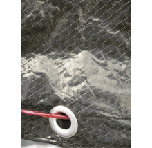 Detailní záběr krycí plachty s očkem a červenou šňůrou