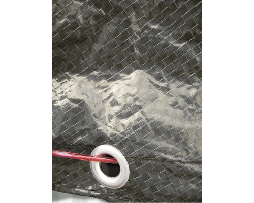 Detailní záběr krycí plachty s očkem a červenou šňůrou