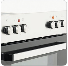 Detailní pohled na sporák s otočnými knoflíky pro ovládání varných desek a funkcí trouby