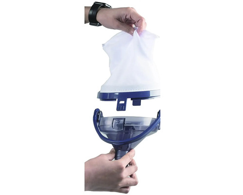 Čisticí zařízení bazénu s filtračním vakem v ruce