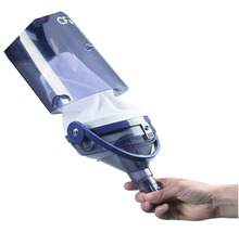 Ruka držící čistič bazénu