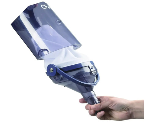 Ruka držící čistič bazénu