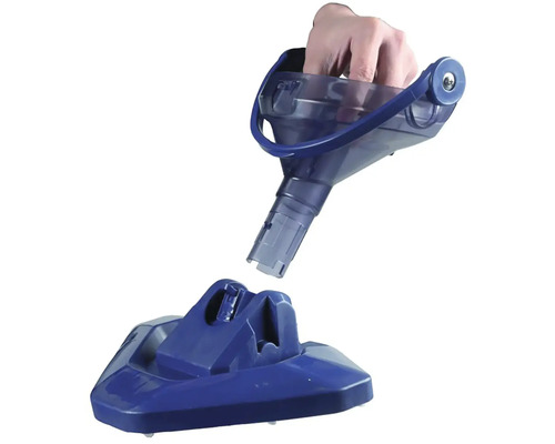 Čisticí zařízení bazénu s kartáčem a rukojetí