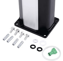 Montážní materiál pro zahradní fontánu skládající se ze šroubů, hmoždinek, těsnění a připojovacího kusu