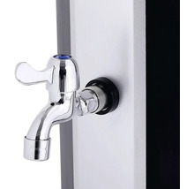 Kovová vodovodní baterie na sprchovém panelu