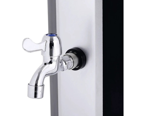 Kovová vodovodní baterie na sprchovém panelu