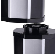 Detailní pohled na dvoudílnou černou a stříbrnou nádobu