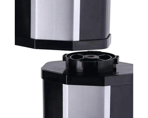 Detailní pohled na dvoudílnou černou a stříbrnou nádobu