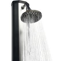 Sprchový panel s dešťovou sprchou v provozu.