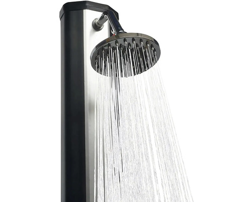 Sprchový panel s dešťovou sprchou v provozu.