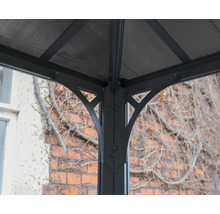 Detail konstrukce altánu s kovovými sloupky a střechou