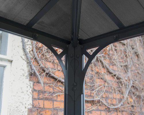 Detail konstrukce altánu s kovovými sloupky a střechou