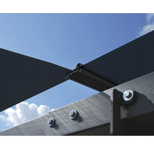 Detail konstrukce pergoly se šrouby na pozadí modré oblohy