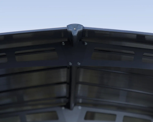 Detailní pohled na střechu zahradního domku s kovovým rámem