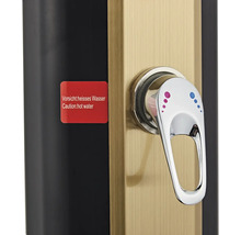 Detailní pohled na ohřívač vody s varováním a kohoutkem