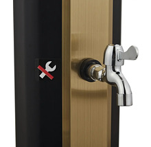 Vodovodní kohoutek na zahradní sprše s výstražnou tabulkou zakazující opravu