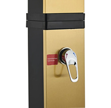 Detail sprchového panelu s ovládací armaturou a upozorněním na horkou vodu