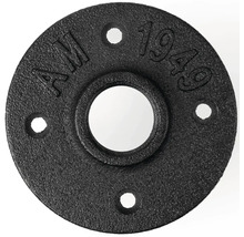 Černá temperovaná litinová příruba se čtyřmi otvory a nápisem AM 1949.