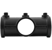 Černý T-kus se třemi přípojkami pro instalaci trubek