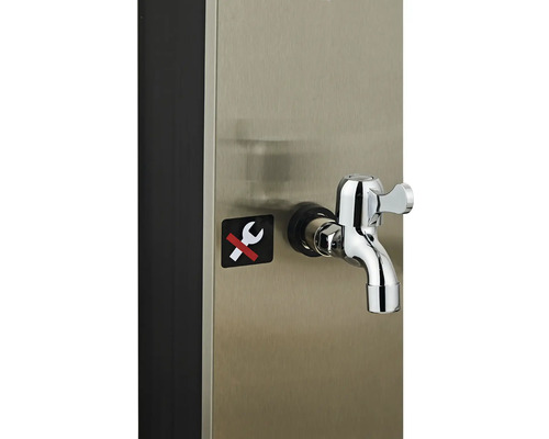 Kohoutek na dávkovači nápojů se symbolem 'není potřeba nářadí'.