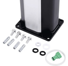 Upevňovací materiál pro zahradní sprchu včetně šroubů, hmoždinek, těsnění a hadicové přípojky