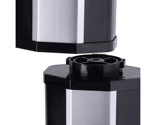 Detailní záběr dvoudílného odpadkového koše z plastu