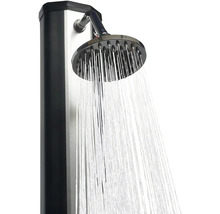 Zahradní sprcha s dešťovou sprchovou hlavicí v provozu