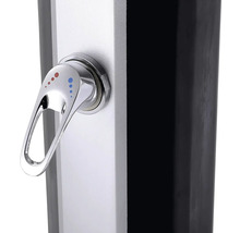 Detail zahradní sprchy s chromovanou rukojetí pro regulaci teploty