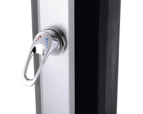 Detail zahradní sprchy s chromovanou rukojetí pro regulaci teploty