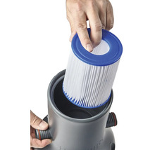 Vkládání filtrační patrony do bazénové filtrace