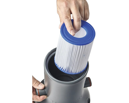 Vkládání filtrační patrony do bazénové filtrace