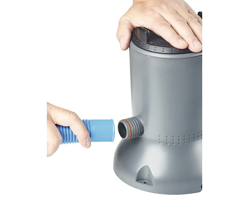 Osoba připojuje hadici k bazénovému čerpadlu.