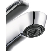 Detail chromované vodovodní baterie s tryskou šetřící vodu