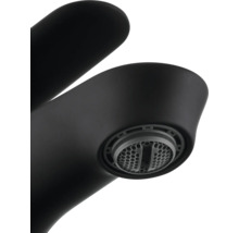 Detailní záběr černé vodovodní baterie s perlátorem