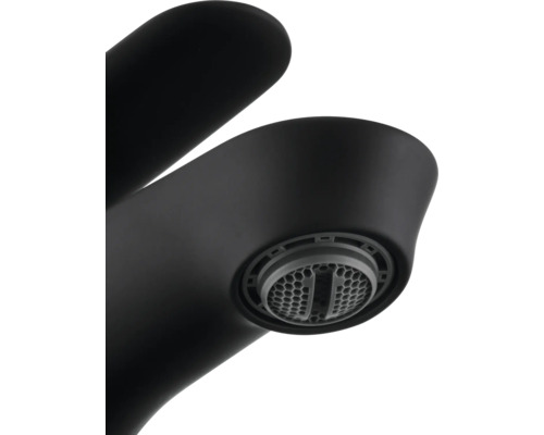 Detailní záběr černé vodovodní baterie s perlátorem