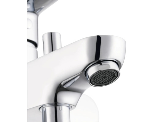 Detail chromované umyvadlové baterie