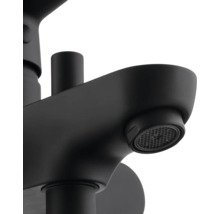 Detailní pohled na černou umyvadlovou baterii.