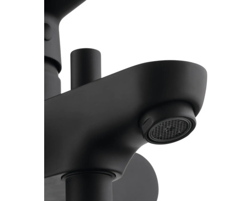 Detailní pohled na černou umyvadlovou baterii.